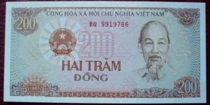 Ngân Hàng Nhà Nước Việt Nam |
200 Đồng |

Obverse: Hồ Chí Minh and Coat of Arms |
Reverse: Field workers and Tractor |
Watermark: Flowers old type Banknote