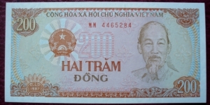 Ngân Hàng Nhà Nước Việt Nam |
200 Đồng |

Obverse: Hồ Chí Minh and Coat of Arms |
Reverse: Field workers and Tractor |
Watermark: Flowers old type Banknote