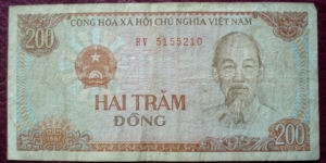 Ngân Hàng Nhà Nước Việt Nam |
200 Đồng |

Obverse: Hồ Chí Minh and Coat of Arms |
Reverse: Field workers and Tractor |
Watermark: Flowers old type Banknote