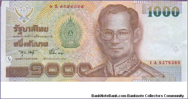 1000 Baht,
Anverso:
Retrato de su Honorable Majestad el Rey Bhumibol Adulyadej, con su uniforme de Comandante Supremo de las Fuerzas Armadas.
Reverso:
Retrato de su Honorable Majestad el Rey Bhumibol Adulyadej mientras realiza las reales actividades, y el dibujo representando el Pa Sak Jolasid Dam. Banknote