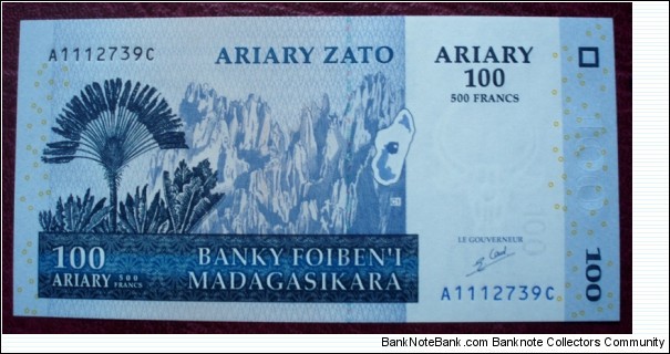 Banky Foiben’i Madagasikara/Banque Centrale du Madagascar |
100 Ariary |

Obverse: Ravinala Palm, the Traveller's Tree at Tsingy de Bemaraha Strict Nature Reserve |
Reverse: Pain de Sucre rocky island in the Bay of Antsiranana (formerly Diego-Suárez) and Map of Madagascar |
Watermark: Zebus head Banknote