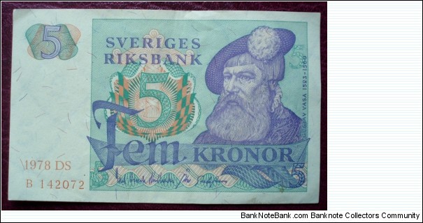 Sveriges Riksbank |
5 Kronor |

Obverse: King Gustav Vasa (1496-1560) |
Reverse: Scenes from the Swedish countryside, including stylised crowing wood-grouse and A capercaillie |
Watermark: Grid of diagonal wavy lines with the number 5 printed in the boxes. Blue and red fibers are irregularly posted in the paper Banknote