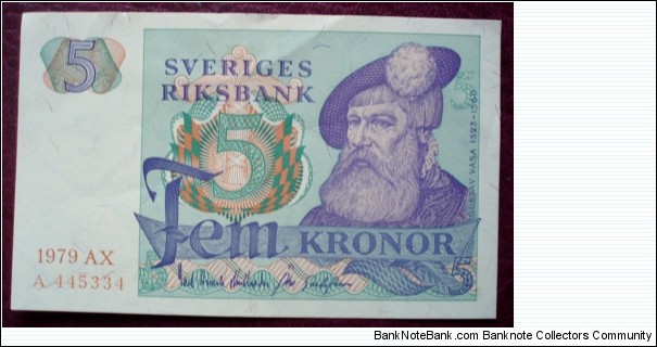 Sveriges Riksbank |
5 Kronor |

Obverse: King Gustav Vasa (1496-1560) |
Reverse: Scenes from the Swedish countryside, including stylised crowing wood-grouse and A capercaillie |
Watermark: Grid of diagonal wavy lines with the number 5 printed in the boxes. Blue and red fibers are irregularly posted in the paper Banknote
