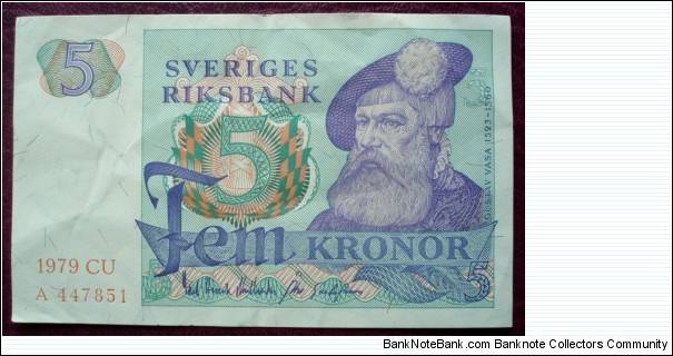 Sveriges Riksbank |
5 Kronor |

Obverse: King Gustav Vasa (1496-1560) |
Reverse: Scenes from the Swedish countryside, including stylised crowing wood-grouse and A capercaillie |
Watermark: Grid of diagonal wavy lines with the number 5 printed in the boxes. Blue and red fibers are irregularly posted in the paper Banknote