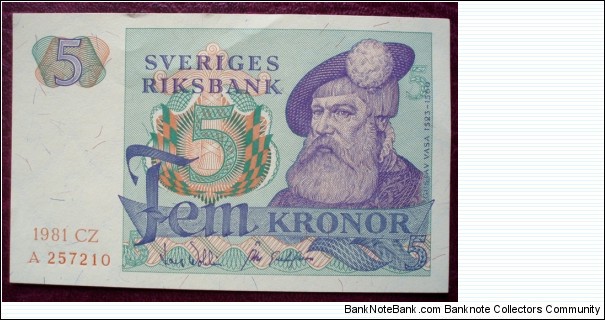 Sveriges Riksbank |
5 Kronor |

Obverse: King Gustav Vasa (1496-1560) |
Reverse: Scenes from the Swedish countryside, including stylised crowing wood-grouse and A capercaillie |
Watermark: Grid of diagonal wavy lines with the number 5 printed in the boxes. Blue and red fibers are irregularly posted in the paper Banknote