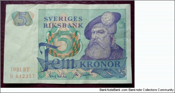 Sveriges Riksbank |
5 Kronor |

Obverse: King Gustav Vasa (1496-1560) |
Reverse: Scenes from the Swedish countryside, including stylised crowing wood-grouse and A capercaillie |
Watermark: Grid of diagonal wavy lines with the number 5 printed in the boxes. Blue and red fibers are irregularly posted in the paper Banknote