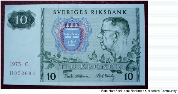 Sveriges Riksbank |
10 Kronor |

Obverse: King Gustaf VI Adolf (1882-1973) |
Reverse: Stylised Northern Lights and Snowflakes |
Watermark: Johan August Strindberg (1849-1912) Banknote