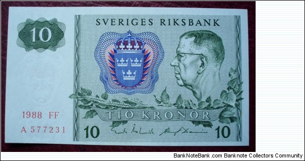 Sveriges Riksbank |
10 Kronor |

Obverse: King Gustaf VI Adolf (1882-1973) |
Reverse: Stylised Northern Lights and Snowflakes |
Watermark: Johan August Strindberg (1849-1912) Banknote