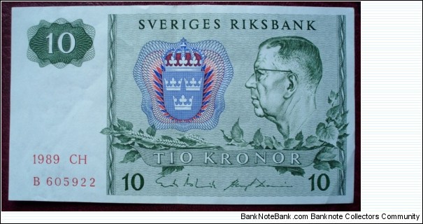 Sveriges Riksbank |
10 Kronor |

Obverse: King Gustaf VI Adolf (1882-1973) |
Reverse: Stylised Northern Lights and Snowflakes |
Watermark: Johan August Strindberg (1849-1912) Banknote