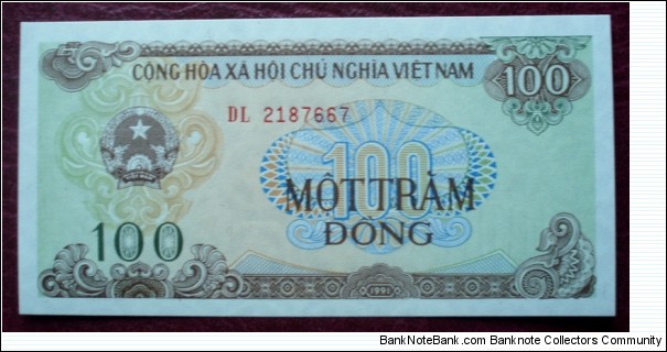 Ngân Hàng Nhà Nước Việt Nam |
100 Đồng |

Obverse: Coat of Arms |
Reverse: A temple and Pagoda |
Watermark: Diamonds in circles Banknote