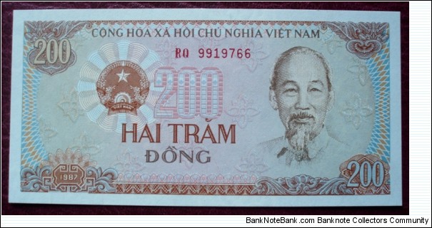 Ngân Hàng Nhà Nước Việt Nam |
200 Đồng |

Obverse: Hồ Chí Minh and Coat of Arms |
Reverse: Field workers and Tractor |
Watermark: Flowers old type Banknote