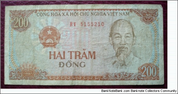 Ngân Hàng Nhà Nước Việt Nam |
200 Đồng |

Obverse: Hồ Chí Minh and Coat of Arms |
Reverse: Field workers and Tractor |
Watermark: Flowers old type Banknote