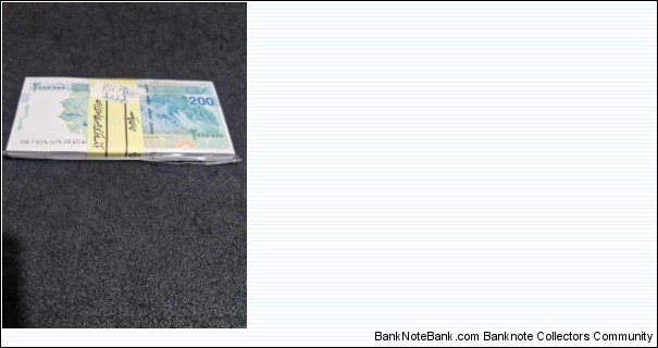 UNC in bundle our PCS you can buy, contact us fore more info, 
same signature is sent but different serial number than picture
 Banknote